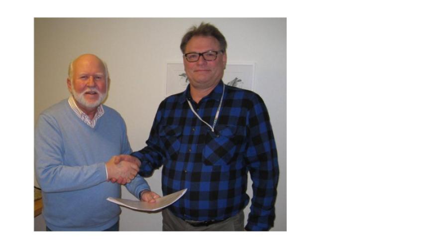 Bror Ekblom, distriktschef PEAB Bostad (t.h) och Lennart Olausson, ordförande i Brf Brofästet (t.v) med  undertecknat köpeavtal