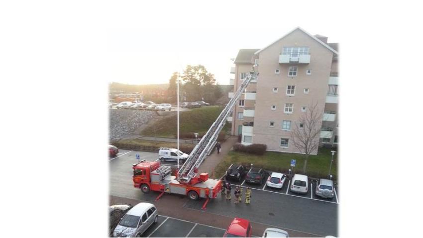 Brandförsvaret kontrollerar att stegbilen räcker fram till balkongerna i hus 22