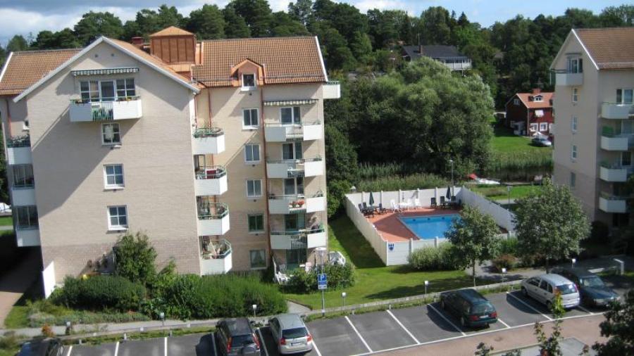 Miljöbild med föreningens pool i centrum
