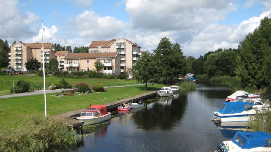 Husen ligger alldeles invid Åkers kanal